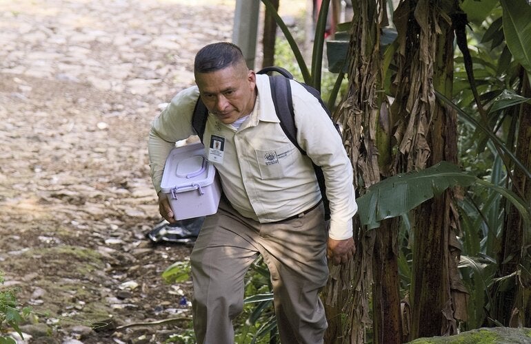 Promotor de salud visita comunidad