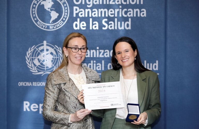 Foto de la representante de OPS en Argentina y la premiada