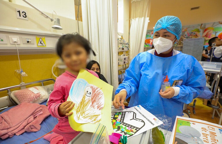 Imagen referencial de paciente oncológico pediátrico junto a su médico tratante