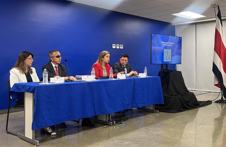 Ministra de Salud y autoridades durante la presentación de los planes