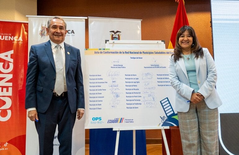 El Ministro de Salud Pública, Antonio Naranjo Paz y Miño y la representante de la Organización en Ecuador, Sonia Quezada;   participaron en la firma simbólica de la conformación de la Red de Municipios Saludables.