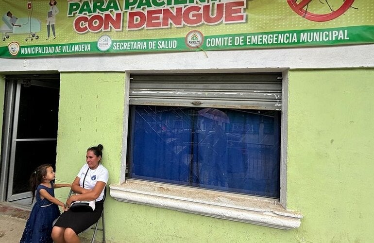 Una madre y su hija esperan ser atendidas en un centro de estabilización de dengue