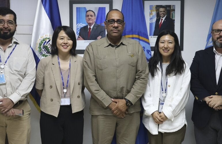 Autoridades OPS/OMS junto a delegados del KOIKA