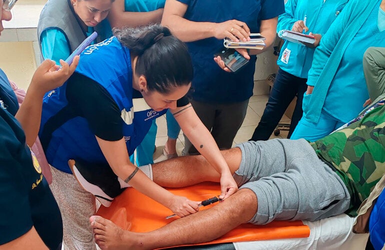 OPS/ Personal de salud en Quillabamba recibe capacitación de OPS para tratar la medición de la lesión de leishmaniasis cutánea no complicada. 