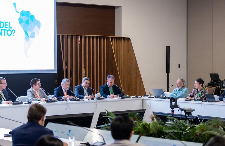 Fotografía de la mesa de trabajo durante el el Foro Económico Internacional - América Latina y el Caribe 2025