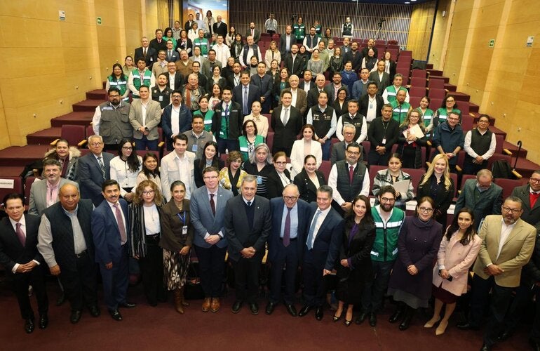 Foto grupal de autoridades y participantes de la Reunión Nacional del Servicio Nacional de Salud Pública