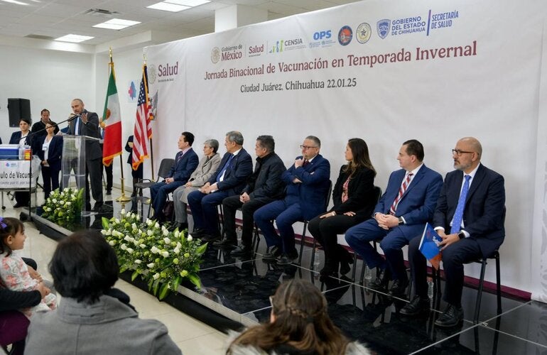Autoridades binacionales de Estados Unidos y México sentados en presidium durante el lanzamiento de la Jornada Binacional de Vacunación en Chihuahua 