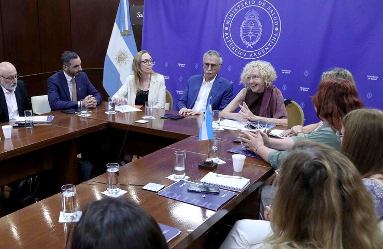 Foto de autoridades y representantes en el cierre de las jornadas