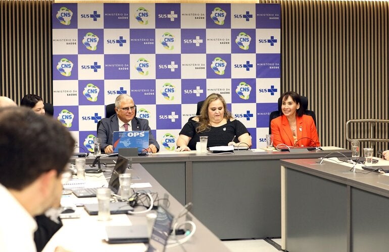 Cristian Morales, Fernanda Magano e Socorro Gross participam de mesa diretora do CNS