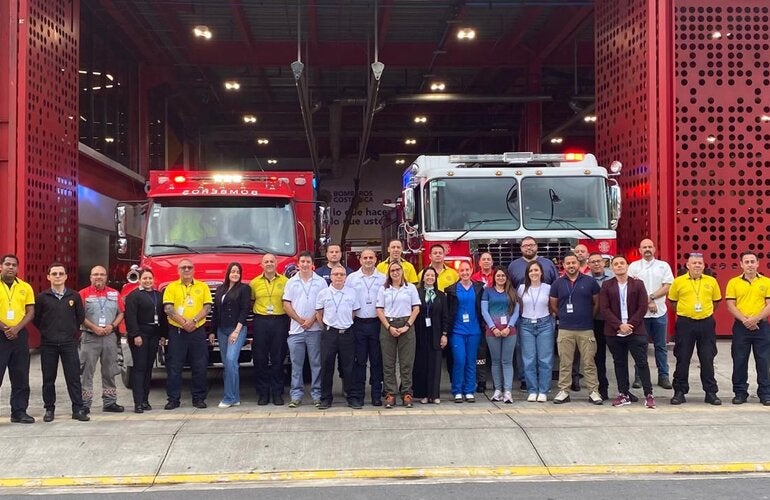 Participantes e instructores posan para la fotografía grupal