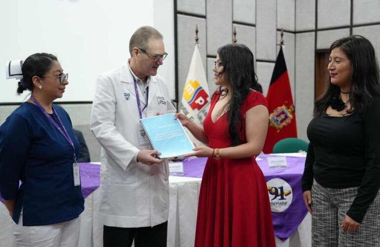 Entrega simbólica de la Norma Técnica de Prevención y Control de Infecciones Asociadas a la Atención en Salud (IAAS)