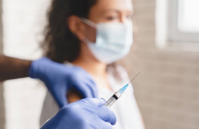 Mujer jóven recibe vacuna