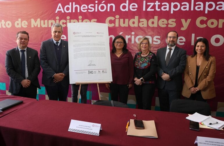 Autoridades de salud y la alcaldesa de Iztapalapa que participaron en el acto protocolario 