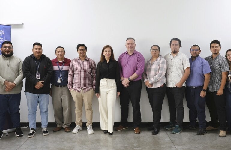 Profesionales del taller ESAVI en El Salvador