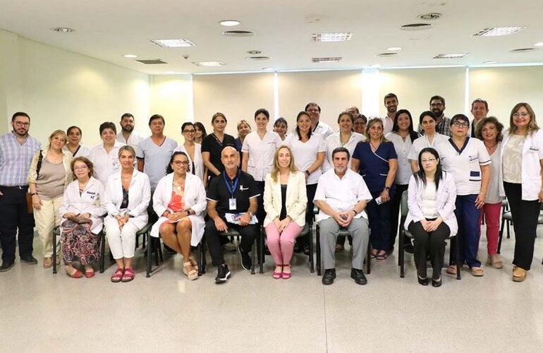 Foto de autoridades y del equipo de salud del hospital. 