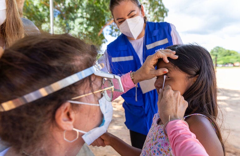 Menina está sendo examinada para detectar a doença do tracoma