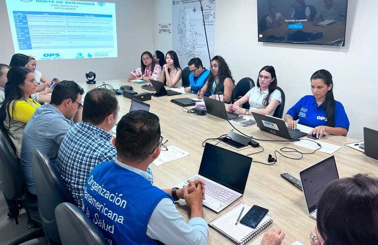 Personas en una mesa de juntas en reunion para evaluar la crisis humanitaria del catatumbo Norte de santander Colombia
