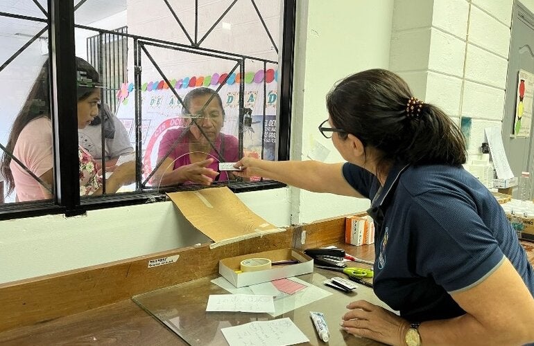 personal de farmacia dispensando medicamentos