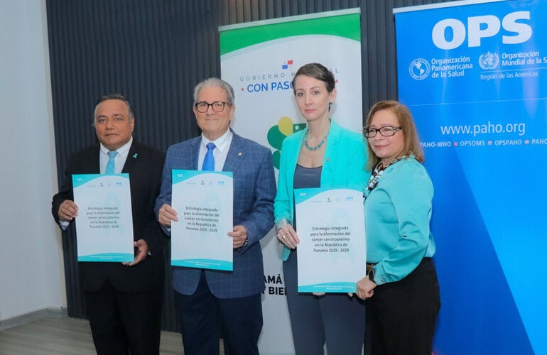 Fotografía de autoridades en Panamá durante el lanzamiento de la estrategia de eliminación del cáncer cervicouterino hacia el 2029.