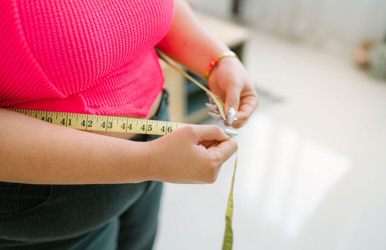 Mulher medindo sua cintura