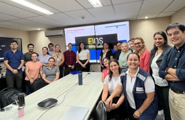 Participantes de taller posando a la cámara