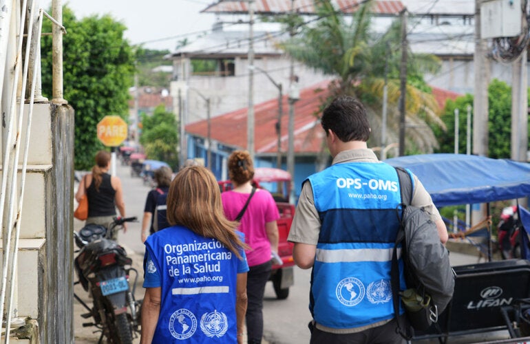 Dos funcionarios de OPS en el campo.