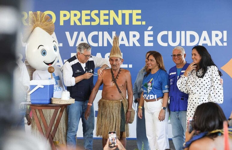 Ministro da Saúde do Brasil vacinando indigena