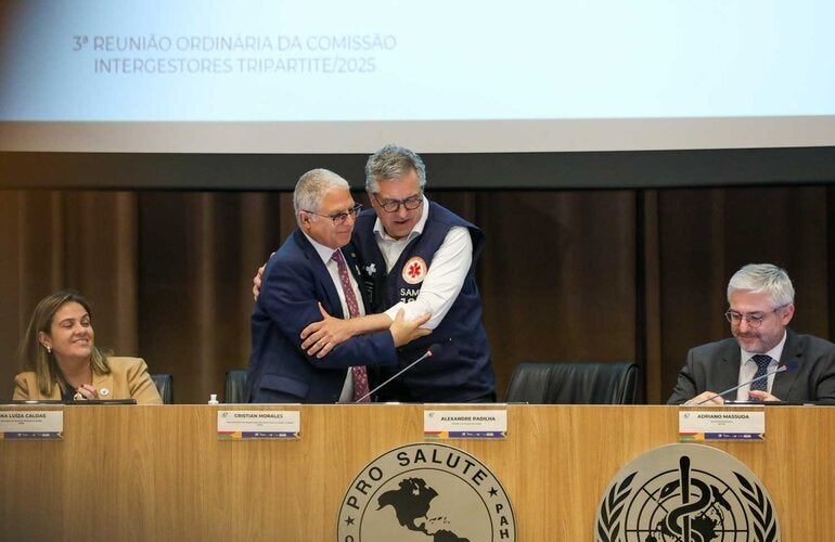 Cumprimento entre o Representante da OPAS/OMS no Brasil e o Ministro da Saúde no país