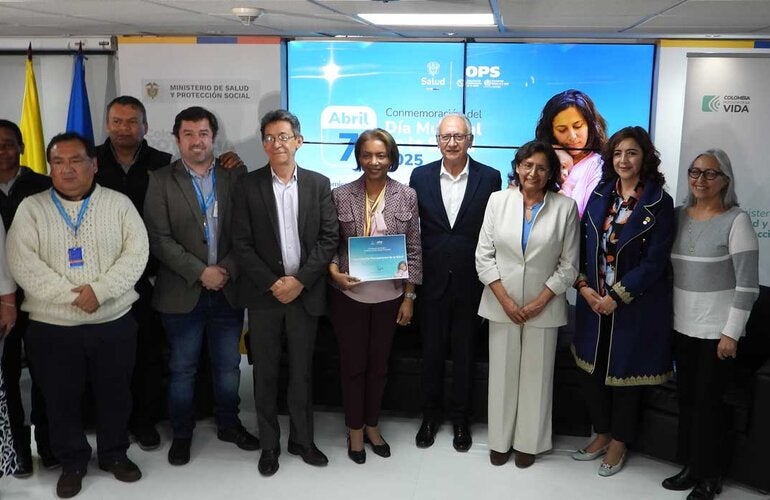 Grupo de OPS en el dia mundial de la salud aompañado por el ministro de salud de Colombia