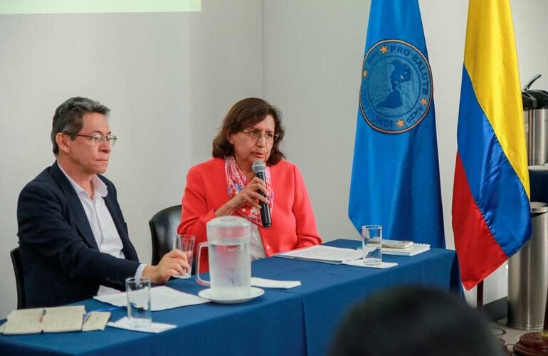 Dra. Tambini y Viceministro de Salud en la mesa dando apertura al taller