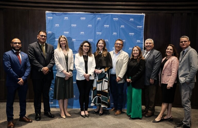 Equipo OPS y Ministra de Salud y Deportes