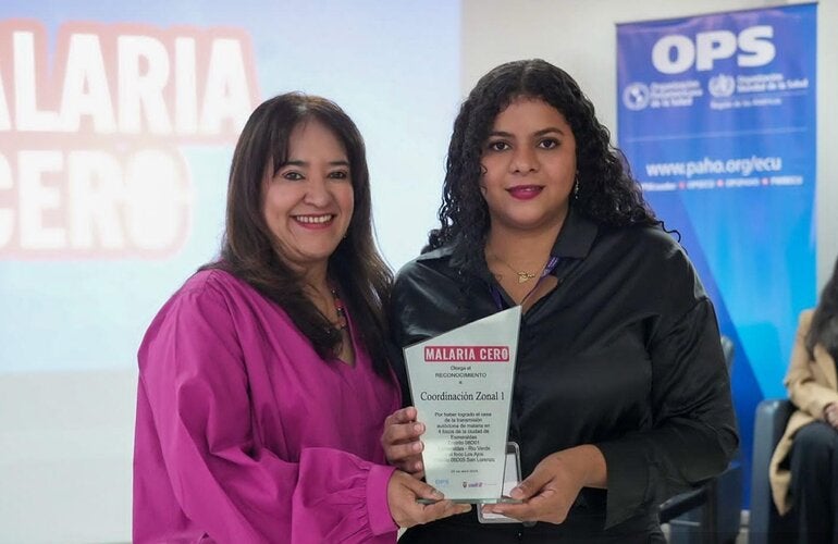 Sonia Quezada, representante de OPS/OMS en Ecuador hace la entrega de uno de los reconocimientos a la representante de la Coordinación Zonal 1 de Salud