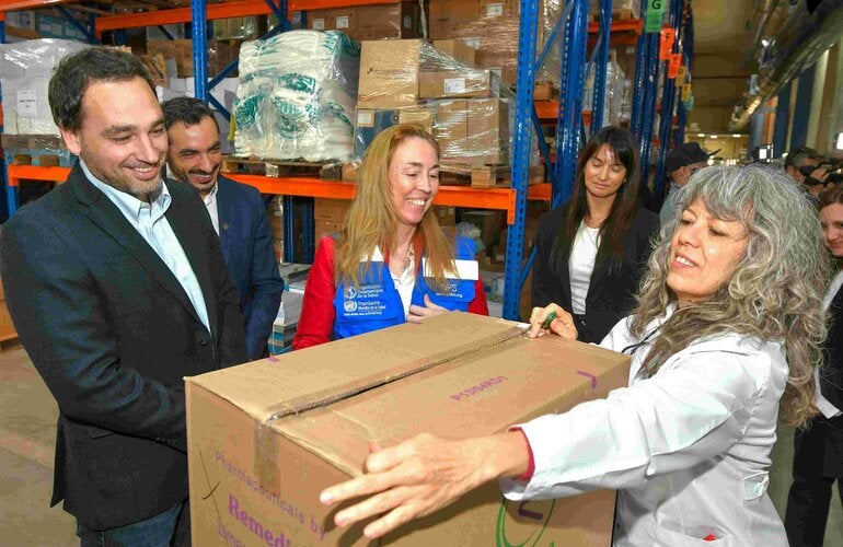 Foto de recepción de las cajas en la Droguería Provincial