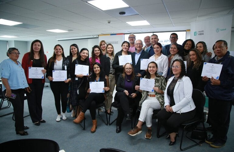 Entrega de certificados graduandos diplomado