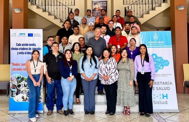 Equipo de la Región Metropolitana de Tegucigalpa capacitándose sobre dengue