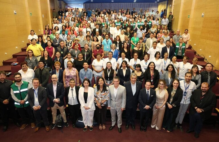 Personal de salud de las 32 entidades y autoridades posando en una fotografía grupal.