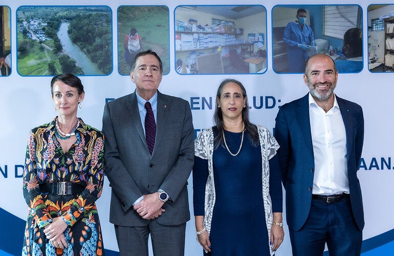 Fotografía grupal de autoridades del MINSA de Panamá, OPS/OMS y AECID en el lanzamiento de la iniciativa para el Fortalecimiento de la atención primaria de salud para la salud materna, sexual y reproductiva y la prevención de la violencia mediante la participación comunitaria en la región de Darién y la Comarca Emberá Wounaan