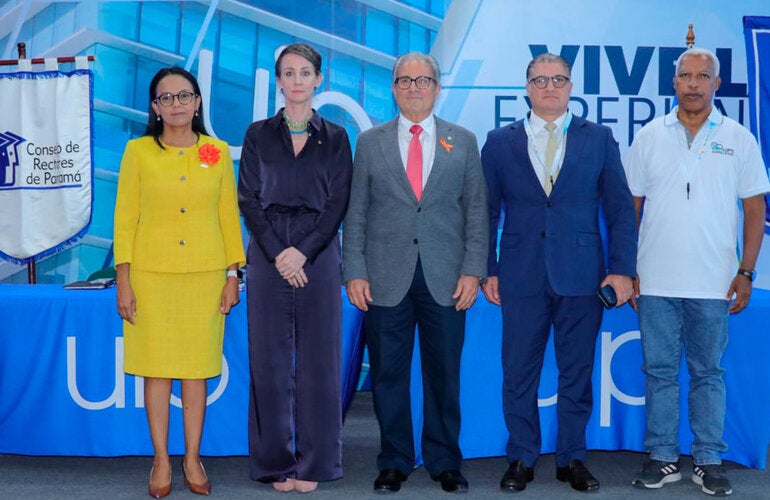 Fotografía grupal de autoridades participantes en conversatorio "Comienzos Saludables, Futuros Esperanzadores: Maternidad y Nacimientos Seguros".