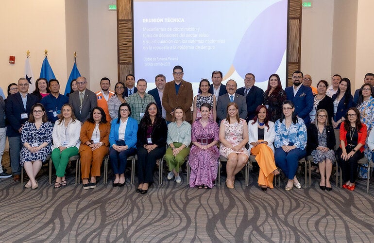 Fotografía grupal de los participantes del Reunión Técnica: Mecanismos de coordinación y toma de decisiones del sector salud y su articulación con los sistemas nacionales en la respuesta a la epidemia de dengue