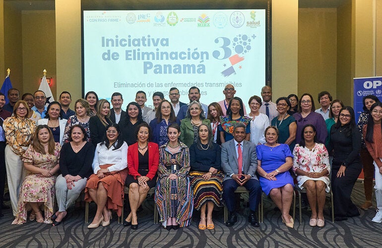 Fotografía grupal de los participantes en el  taller de validación del plan estratégico para la iniciativa de eliminación de enfermedades transmisibles y condiciones relacionadas.