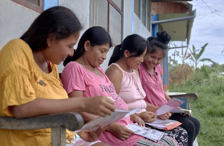 Madres gestantes en la selva de Perú,en espera de su control de salud