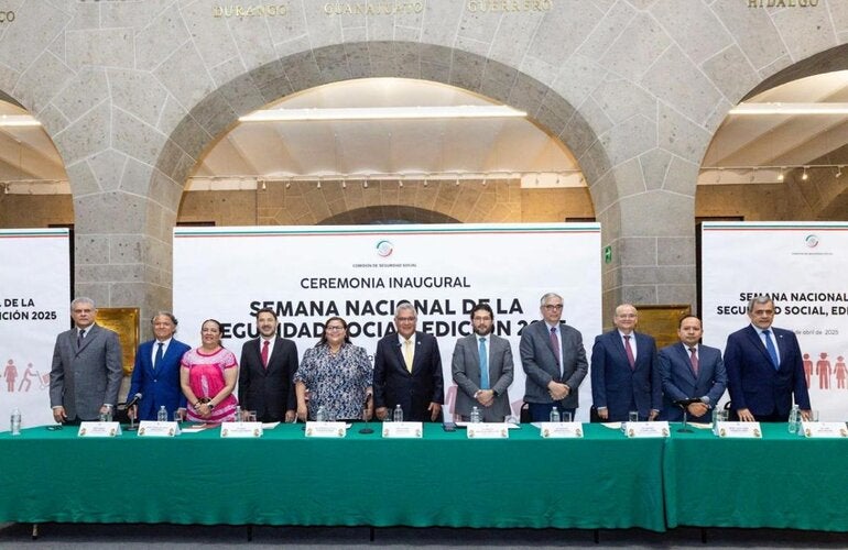 Autoridades del sector salud invitadas a la mesa de presidium para la inauguración de la Semana Nacional de la Seguridad Social