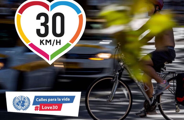 Ciclista en via demarcada para bicicletas