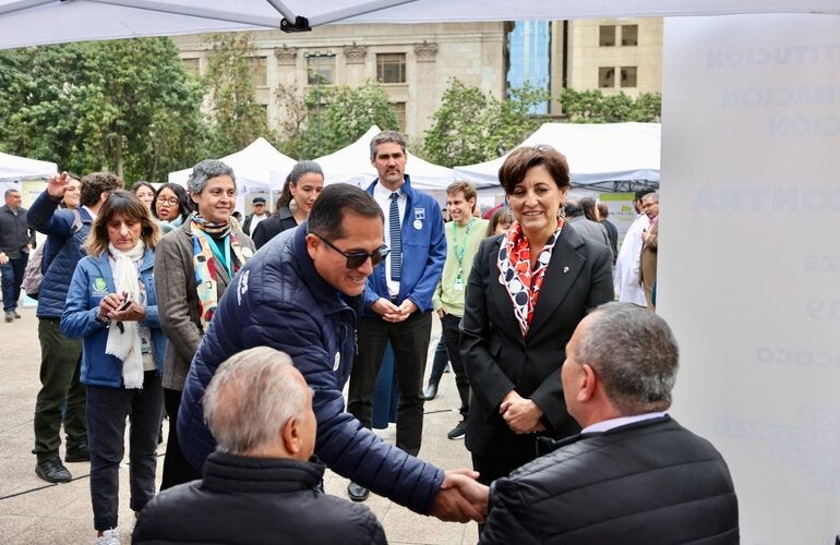 En el marco de la Campaña de Vacunación e Inmunización 2025 y la Semana de Vacunación en las Américas, la ministra de Salud, Dra. Ximena Aguilera junto al Representante de OPS/OMS Chile, Dr, Giovanni Escalante; constataron el funcionamiento de los módulos vacunación habilitados en la Plaza de la Constitución.