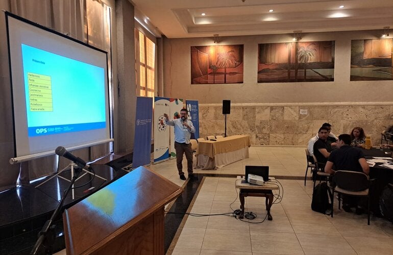técnico de PANAFTOSA impartiendo taller en Paraguay sobre priorización de enfermedades zoonóticas
