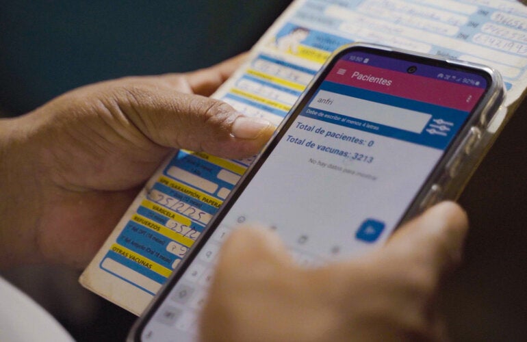 Teléfono móvil muestra la nueva app para registro de vacunación en Perú