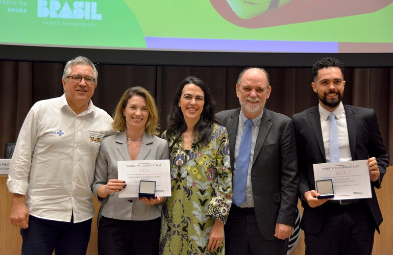 Ministro da Saúde do Brasil e representante adjunta da OPAS no Brasil entregam prêmios à Anvisa e Ministério da Fazenda