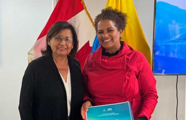 Dra. Tambini y partera entregando diploma y distincion