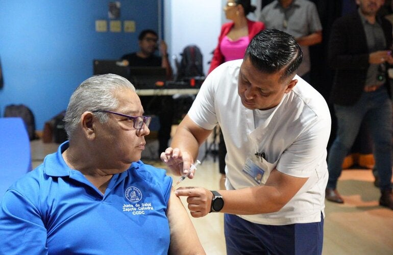 Uno de los primeros ciudadanos en ser vacunados durante la actividad