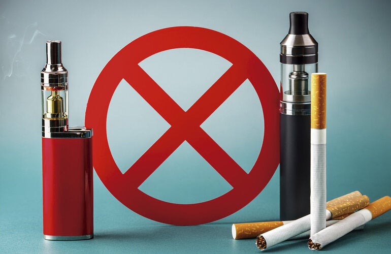 cigarrillos, vapes y signo de prohibición